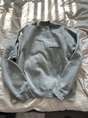 Grey Essentials crewneck Medium